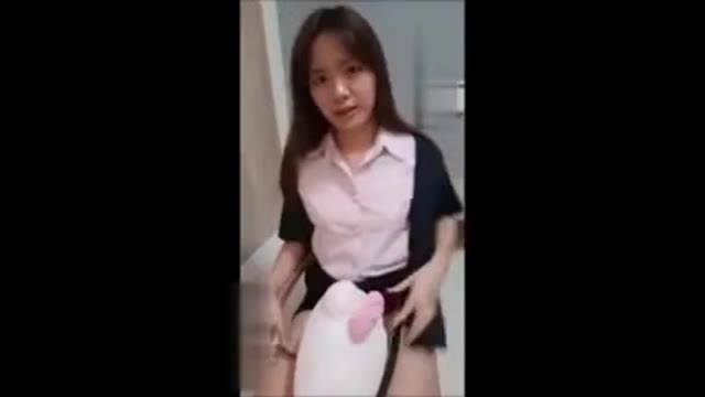 泰國超可愛長髮女嫩妹在房間用下體摩擦玩偶 最後全脫光手淫