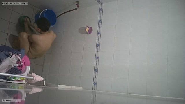 （真實偷拍）冒死在浴室裝上針孔攝影機偷拍自己美麗的“舅媽”洗澡（馬來西亞）