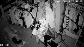 最新流出服裝店攝像頭破解拍攝到的店鋪打佯後小夫妻在地板上啪啪過性生活