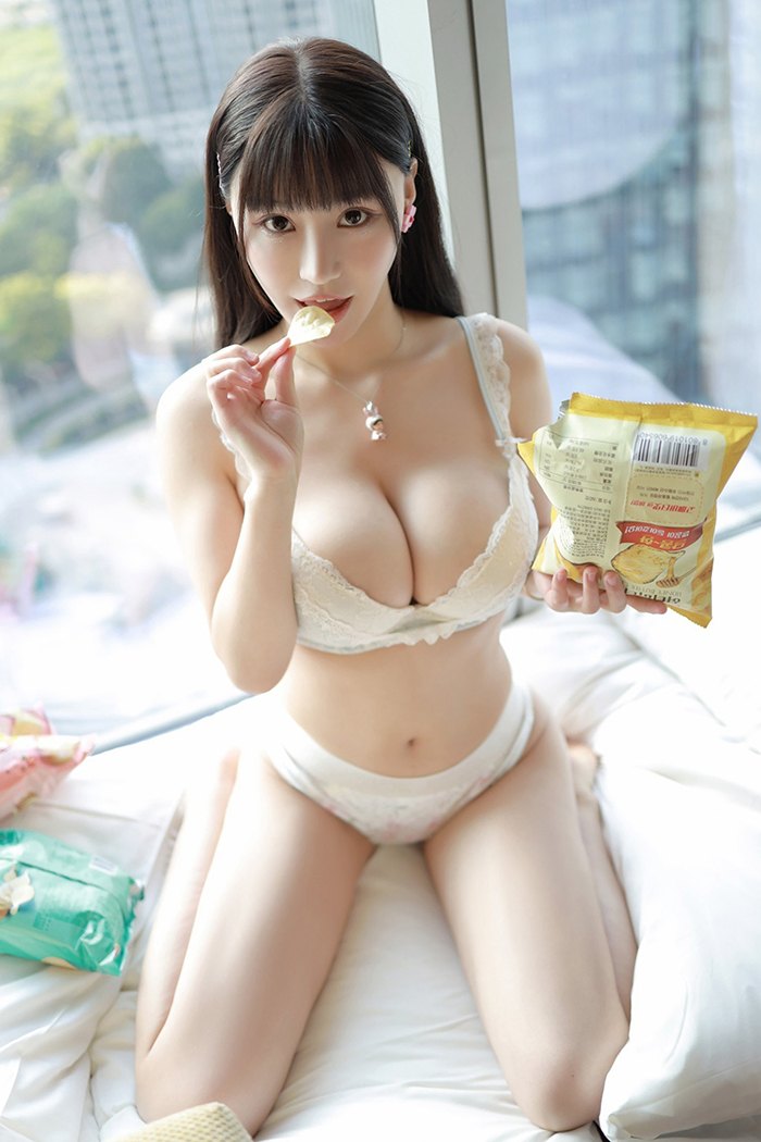 清純嫩妹朱可兒薯片貼乳等你品嘗[50P]