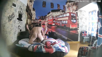 情趣酒店英國城市主題豪華圓床房拍攝到的豐滿大奶少婦與情夫偷情 一個半小時足足連幹五炮直接累趴下了