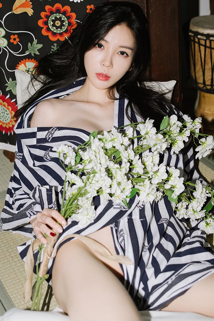 韓國少婦Kim掀衣露胸秀性感身材 [47P]