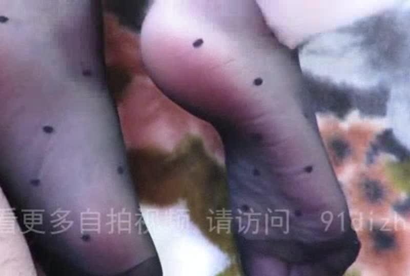 【亞洲足交自拍】愛美足控看過來黑絲襪性感美腳超爽足交射得滿腳都是無碼片流出