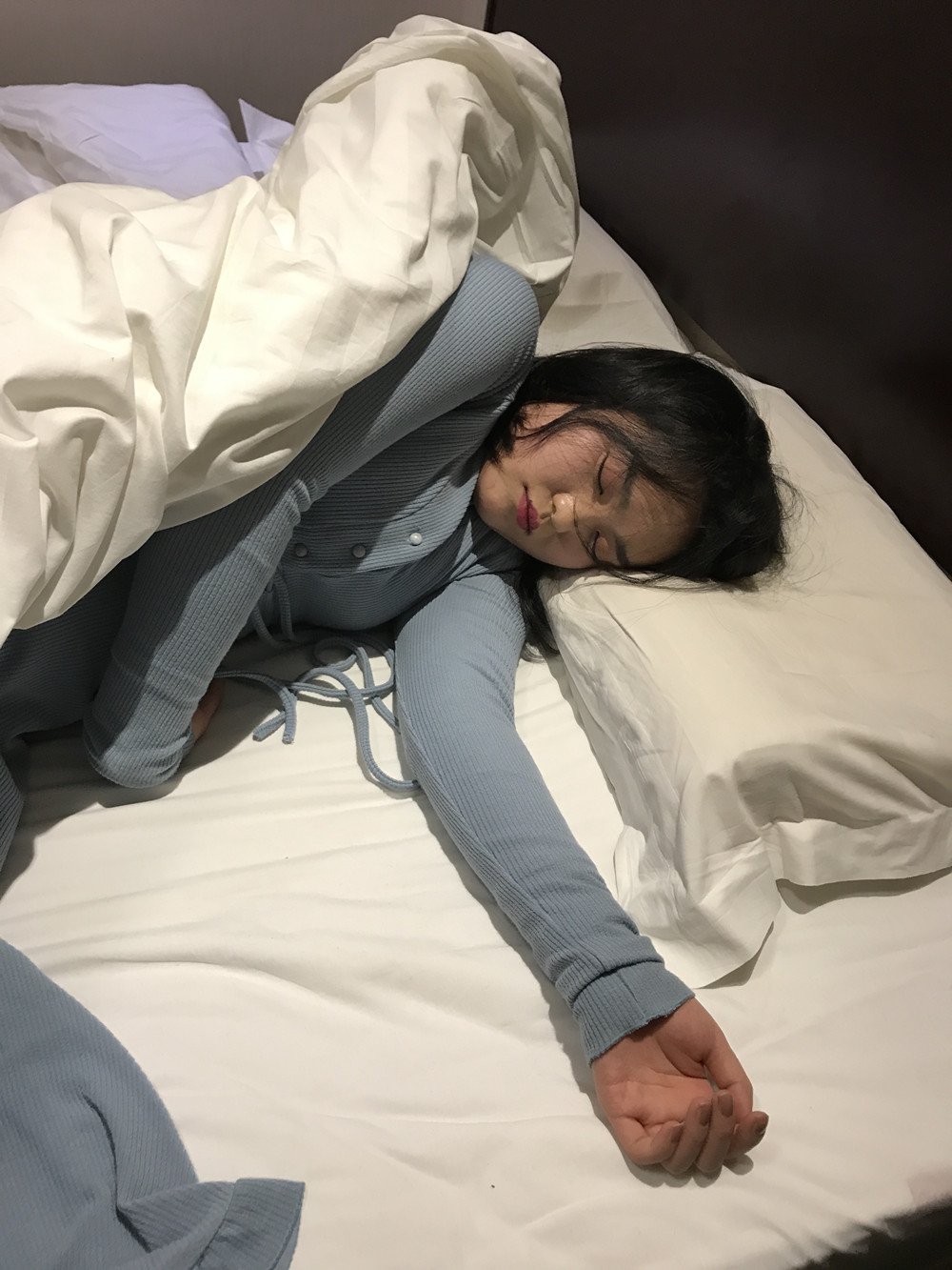 超可愛萌妹被帶回酒店脫衣服脫襪子玩臉玩嘴翻眼皮自由落體奶子撒錢死豬呼嚕震天響!