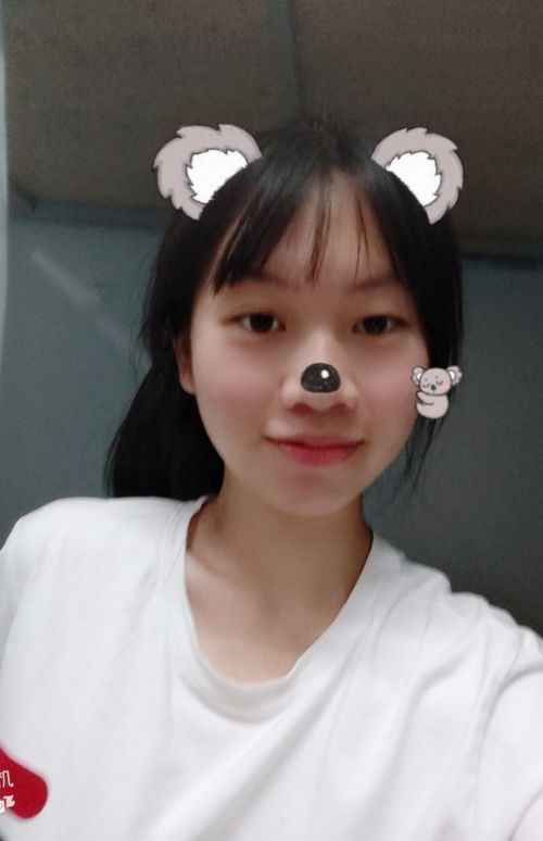 清純水嫩的大學美女被猥瑣眼鏡男帶回出租屋用超大振動棒搞得淫水直流後再狠狠抽插