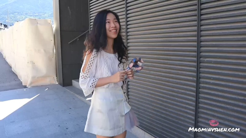 屄毛旺盛的華裔留學生在戶外嘗試我們的新玩具遙控跳蛋讓她在街上高潮