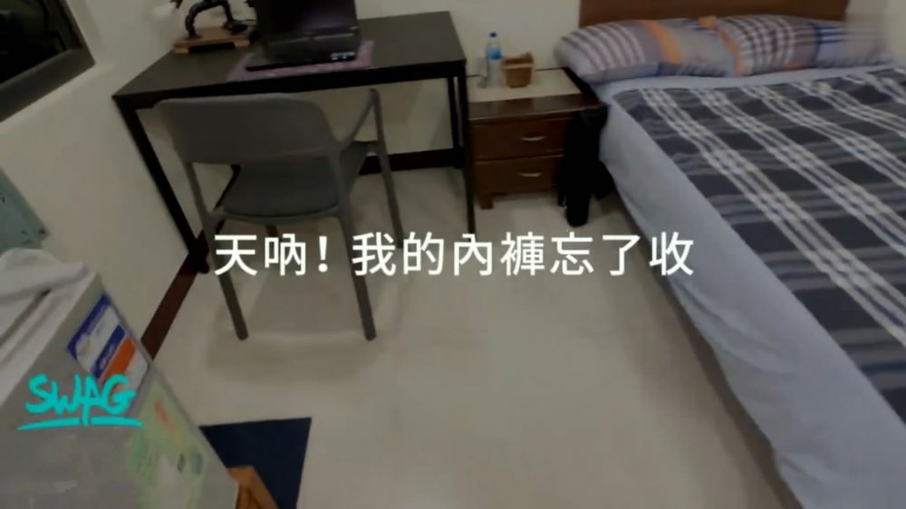 性感大波騷姐姐家中看著A片自慰被2年沒做愛弟弟的同學發現早就心儀已久機不可失扒光啪啪高潮噴水。