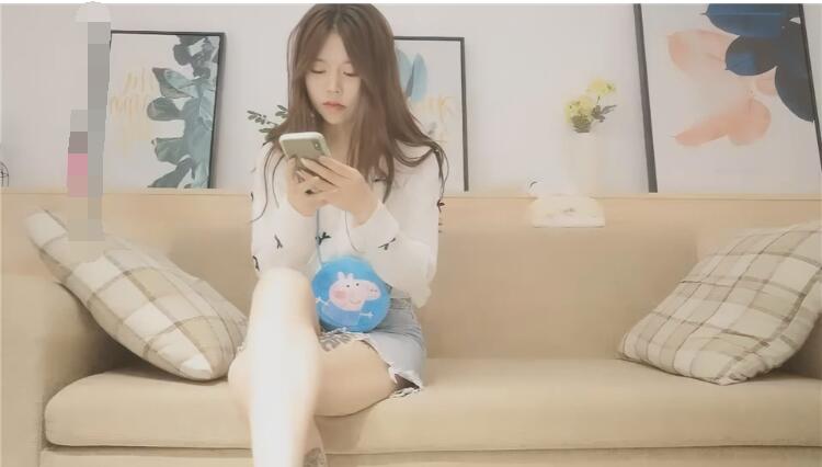 千人斬嫖老師今晚約了個牛仔短裙萌妹,近距離拍攝摸奶調情特寫口交,上位騎乘抽插猛操。