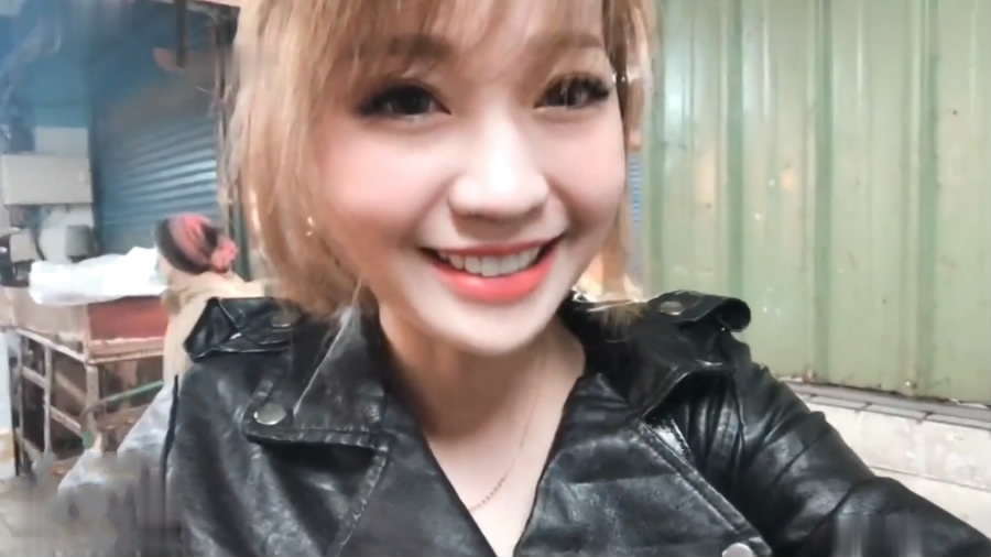 人氣火爆美女網紅小媛挑戰自我勾引市場賣雞肉的攤販老闆撒謊說忘記帶錢包讓他送貨上門勾引他打炮對白淫蕩1080P。