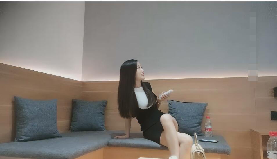 2020.7.30,【午夜尋花】午夜尋花約了個黑裙苗條妹子,沙發舌吻扣逼調情口交舔弄,上位騎乘抽插呻吟嬌喘。