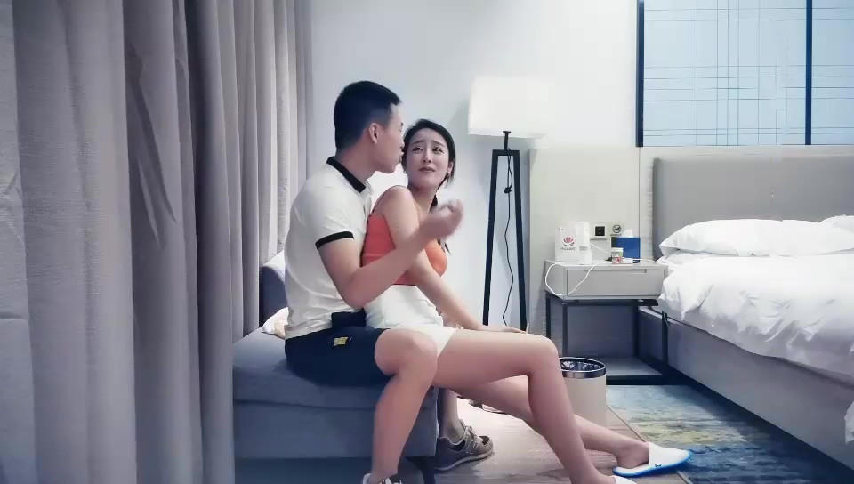 苗條大奶馬尾漂亮妹子TP啪啪,穿上黑絲胸推舔弄口交騎乘。