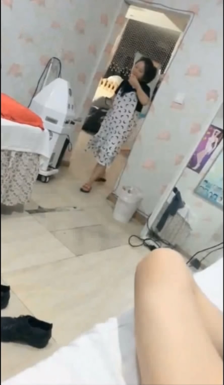 美容美體SPA會所豐滿美乳風騷老闆娘店內休息時約炮小青年在按摩床上啪啪啪嬌喘呻吟說好爽射給我。