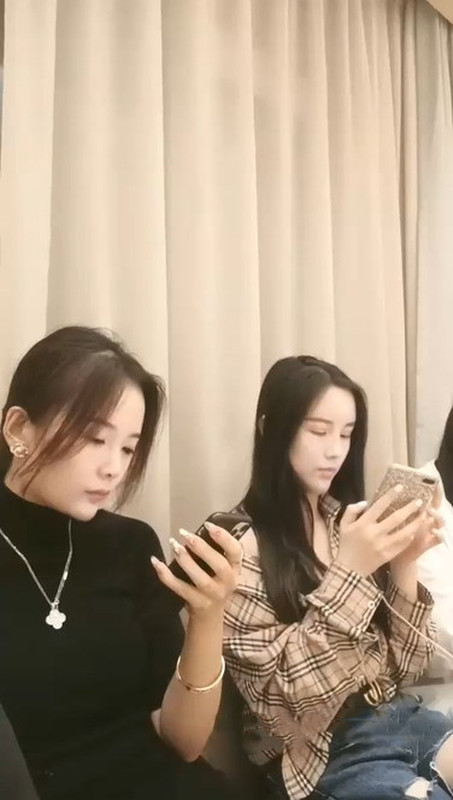 三女VS幾男秀高顏值美女多人群P啪啪,穿上黑絲雙女舌吻口交後入大力猛操。