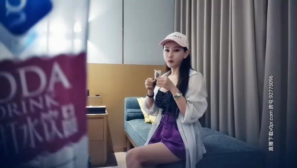 9總全國探花紫裙鴨舌帽妹子,沙發舌吻扣逼穿上網襪乳推舔弄,後入抽插猛操呻吟。
