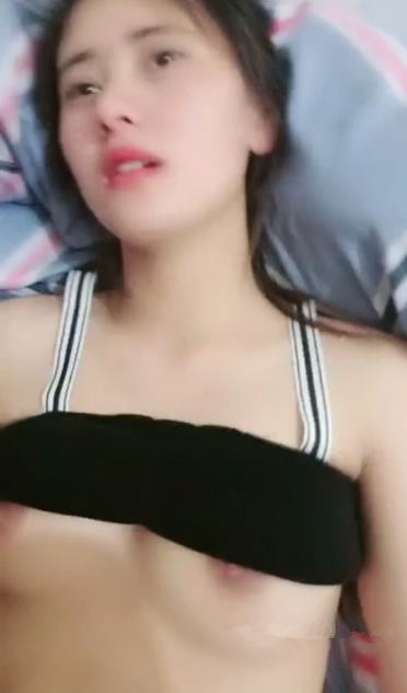 清純嫩妹被大吊男友無套啪啪 干的高潮迭起 床單都濕了一大片。