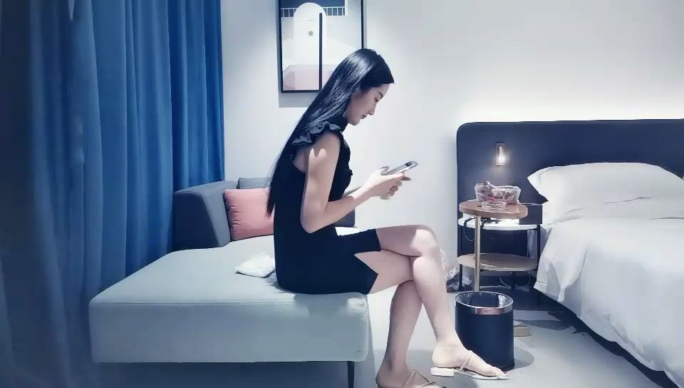 極品性感氣質長髮美女酒店和網友約炮,慢慢調情扒光爆插。