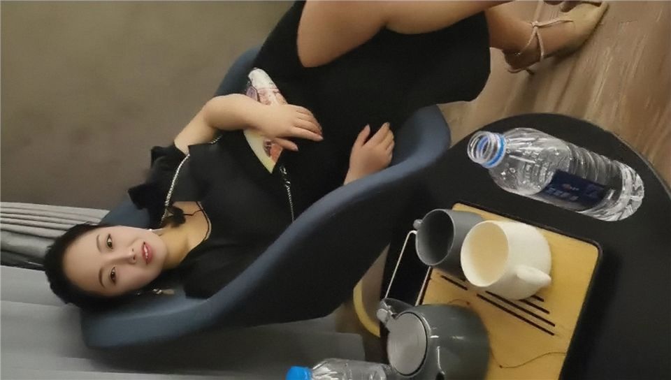 胖男酒店約操剛離婚沒多久的美容院氣質美少婦偷情。
