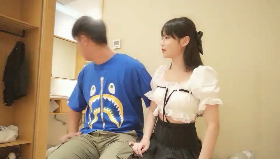 公主范極品性感漂亮美女沙發上脫掉可愛小內褲後抱到床上玩穴啪啪。