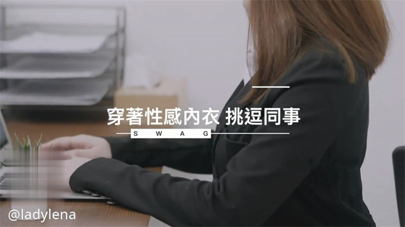 極品豪乳OL美女穿著性感內衣挑逗業績王 求他傳授我成交秘笈 辦公室就開操 辦公桌幹到沙發上 口爆吞精 高清1080P。