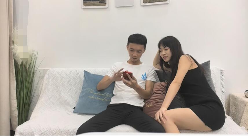 新晉探花【阿水探花】2020.9.15偷拍00后粉嫩美乳小蘿莉,沙發上摳穴淫水真是多,口交觀音坐蓮玩得爽。