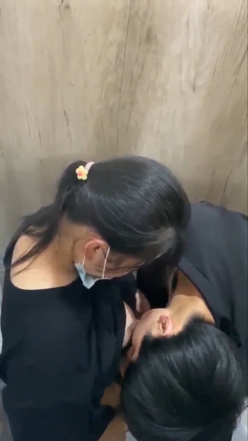 臥槽! 本想拍個逼 沒想到拍到一對高中小情侶躲在廁所吃奶吃雞巴 還差點被發現。