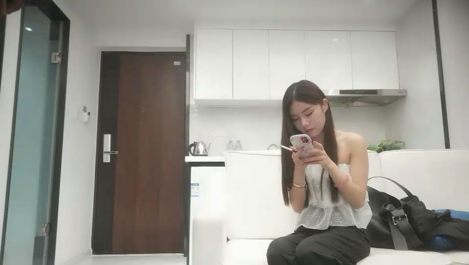 上次干逼翻車的帥小夥這次又約了位學跳舞的極品高素質美女啪啪。