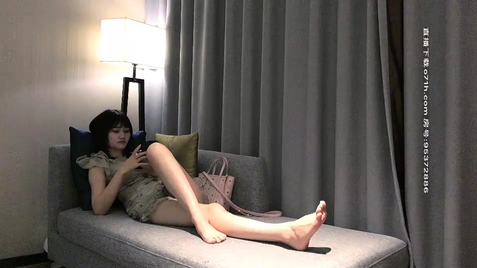小寶尋花第二場長相甜美女裙妹子。