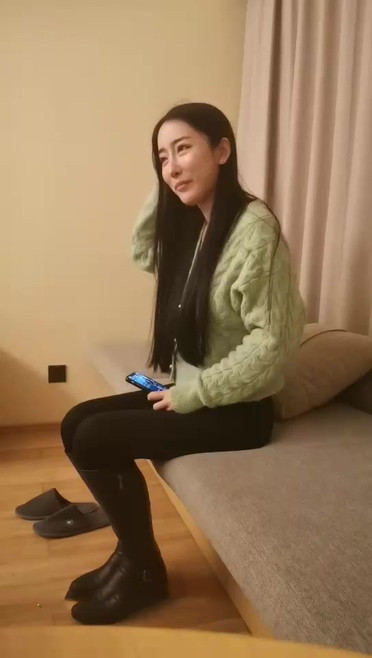 【泰然尋歡】眼鏡男約高顏值小美女酒店啪啪,插嘴口交扣逼摸奶猛操呻吟嬌喘非常誘人。