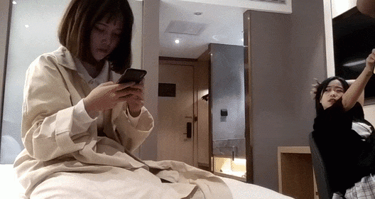 2020.9.19,【全國探花】鐵牛約兩個小蘿莉上門,選中短髮小萌妹,溫柔乖巧聽話,摳穴抽插花式展示啪啪。