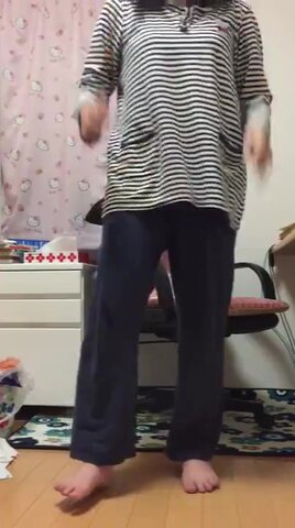 大奶妹脫衣地上自慰。