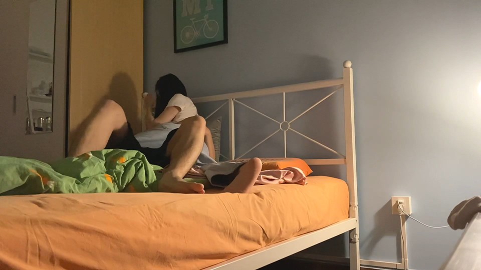 週末宿舍沒人 睡上鋪的小夥和大二漂亮女友嘿咻嘿咻 露臉原檔 [999M/MP4]