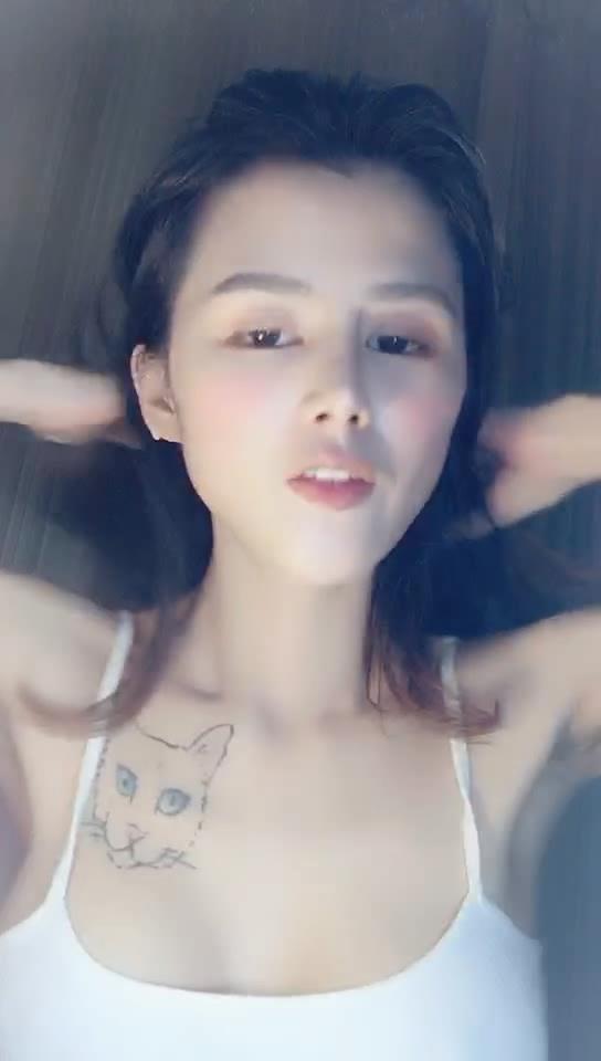 90斤骨感美女白皙的皮膚擁有一對大白兔身材沒有贅肉下盤凹凸有致簡直是理想的炮架!