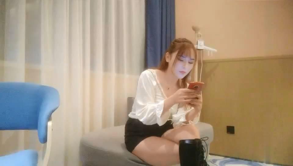 老哥探花找了個高顏值大奶妹子 沙發上摸奶口交上位騎乘大力猛操非常誘人。