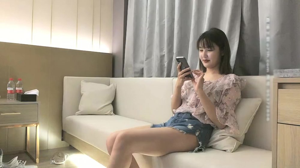 小寶尋花約了個牛仔短褲大奶妹子舌吻摸奶上位騎乘猛操。