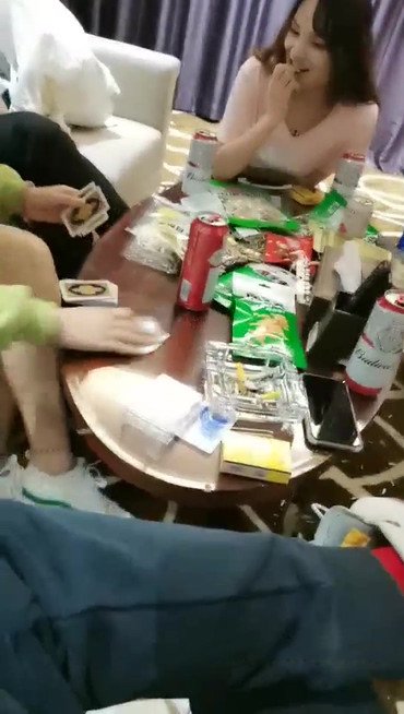 一男三女打牌啪啪,雙飛邊後入邊舔奶搞完兩個再搞另一個。