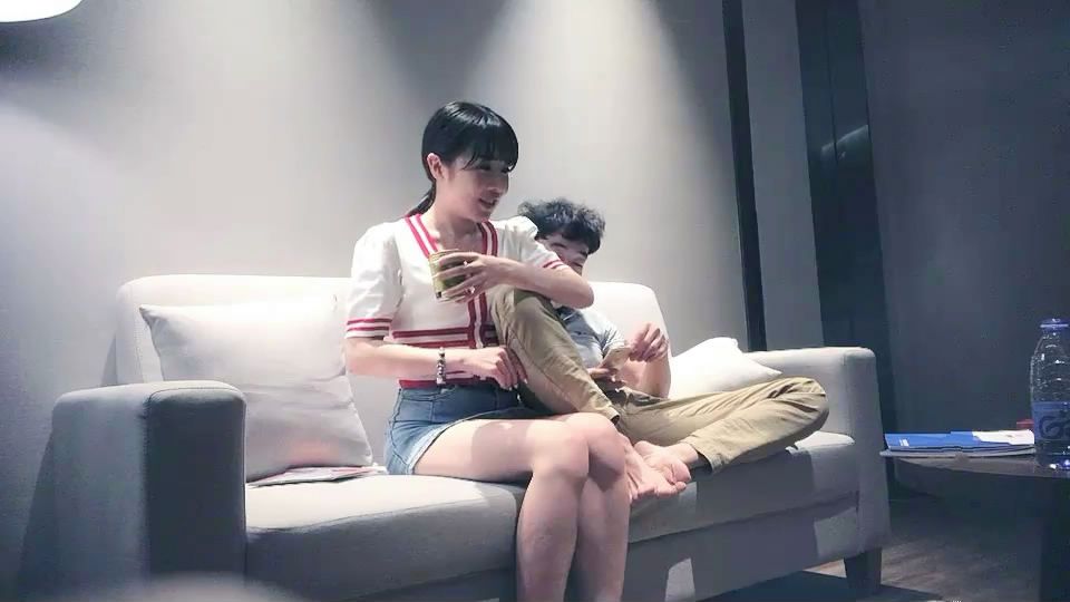 花招多又能幹的中年男硬是把剛約到酒店的牛仔短裙性感美女折磨的快哭了。