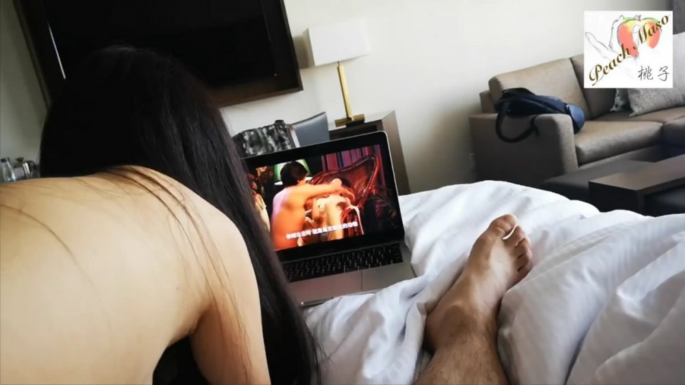 白虎嫩穴桃子和包養的變態乾爸爸一邊看淫片一邊被調教做愛內射騷穴。