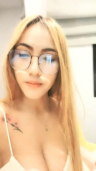 胖導演約了個金髮眼鏡泰國妹子酒店3P啪啪,特寫口交后入插嘴性感屁股騎乘猛操。