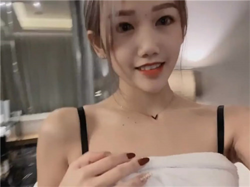 超甜美女神『雪可兒』與色粉見面就開干 從樓梯操到床上 爽到無法停止 抽插到中出 要干到精盡人亡的節奏啊。