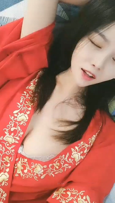 你的蘇蘇呀紅色漢服極品大奶妹子道具自慰,假屌騎坐翹屁股後入浴室濕身誘惑。