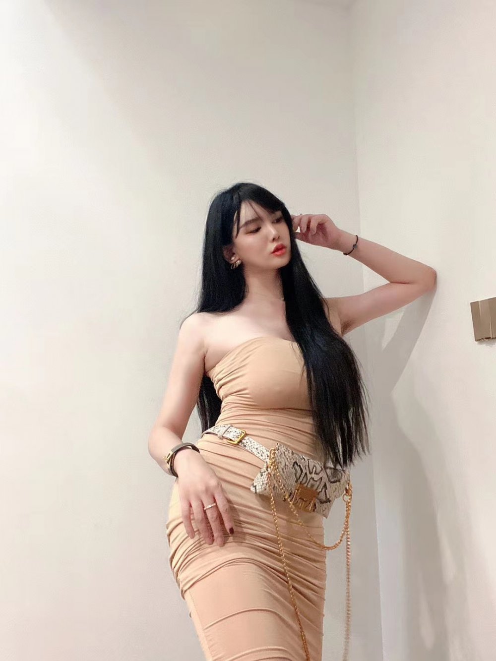 【妖界女神】TS潘霜霜 和八塊腹肌小朋友。 酒店互舔69吃奶子,擼妖屌,小朋友非常喜歡這個妖啊 興奮的很。