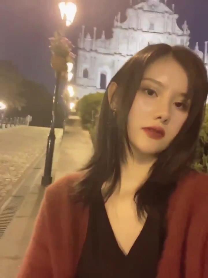 阿朱啊一邊打王者榮耀一邊喘息.... 結果隊友戰績0-8.. 哈哈哈網友: