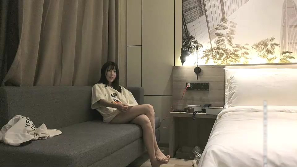 小寶尋花約了個白色T恤苗條身材妹子,舌吻調情沙發上騎坐自己動床上猛操。
