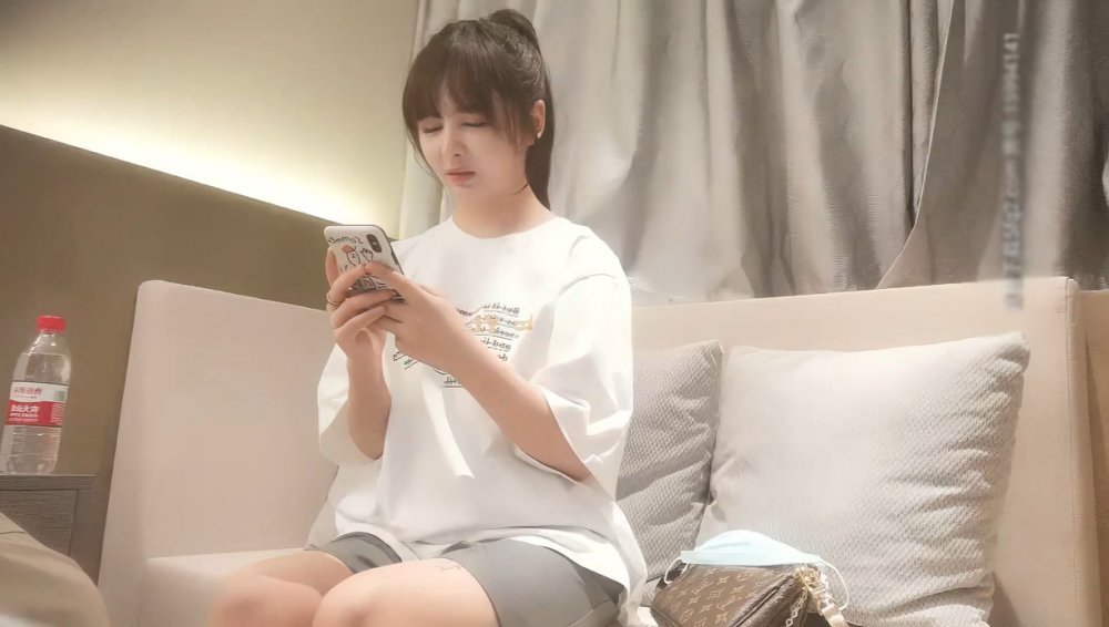 【AI高清2K修復】午夜尋花約了個肉肉身材萌妹子TP啪啪,調情舌吻摸奶近距離口交特寫。