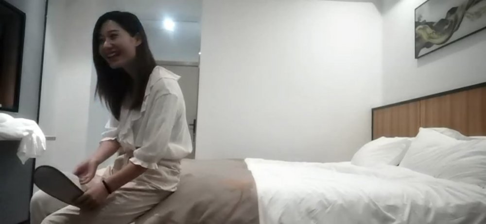 油哥屌哥酒店約炮開路虎的高級會所小姐自備情趣內衣一個屌一個拍。