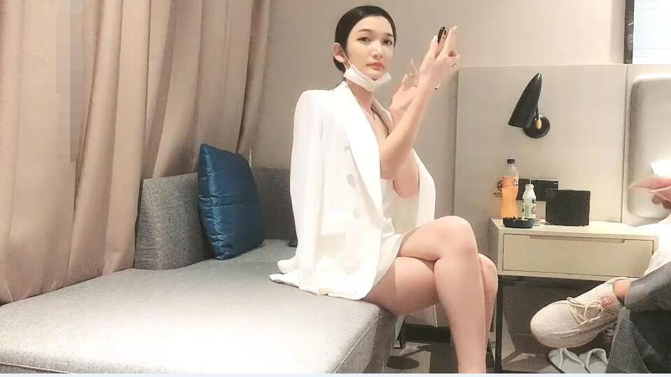 太子探花極品 約啪大蜜女神范高顏週邊 白西裝白吊帶打底仙氣十足 皮膚雪白輕盈高挑。