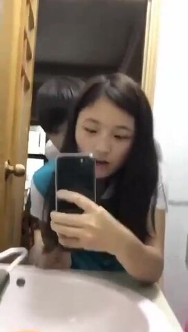 嫩妹在廁所操。