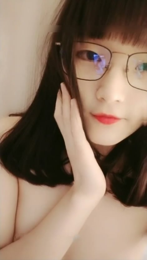 完美身材皮膚光滑細嫩翹臀甜美俏皮眼鏡美少女催情按摩一步步勾引男技師啪啪啪射嘴裡吞精。