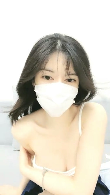 軟綿綿無力極品美乳粉穴妹子自摸洗澡誘惑脫光光沙發上擺弄姿勢掰開粉穴。