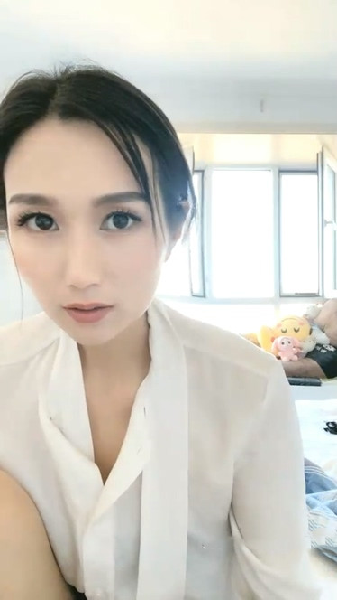 高顏值白皙皮膚氣質美少婦居家自摸誘惑,慢慢脫掉揉搓奶子掰穴特寫手指摩擦。